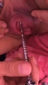 大铁棒抽插别人性感老婆尿道！插出尿！